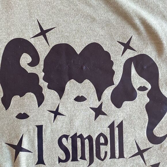Hocus Pocus “I Smell Children” Green Graphic Tee with Bold Design - Picture 4 of 4